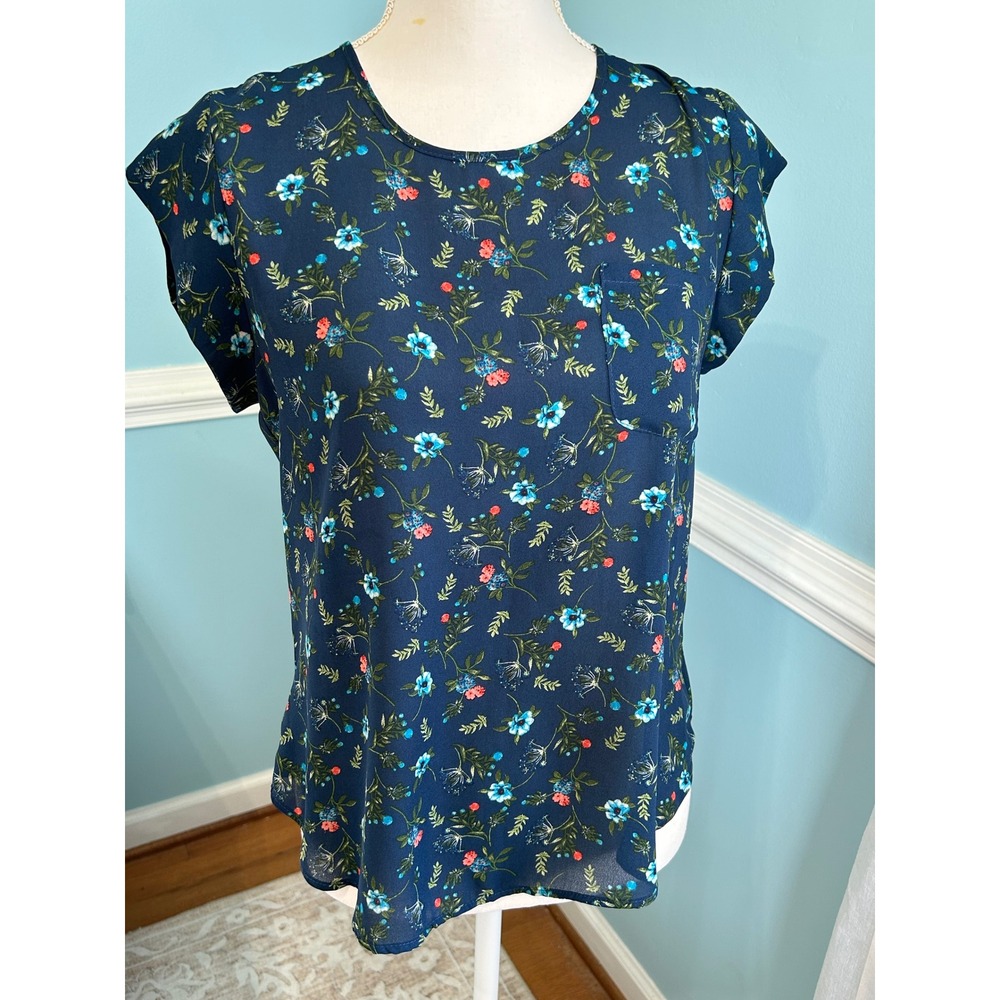 Lily White Navy Floral Cap Sleeve Blouse with Keyhole Back and Pocket Small